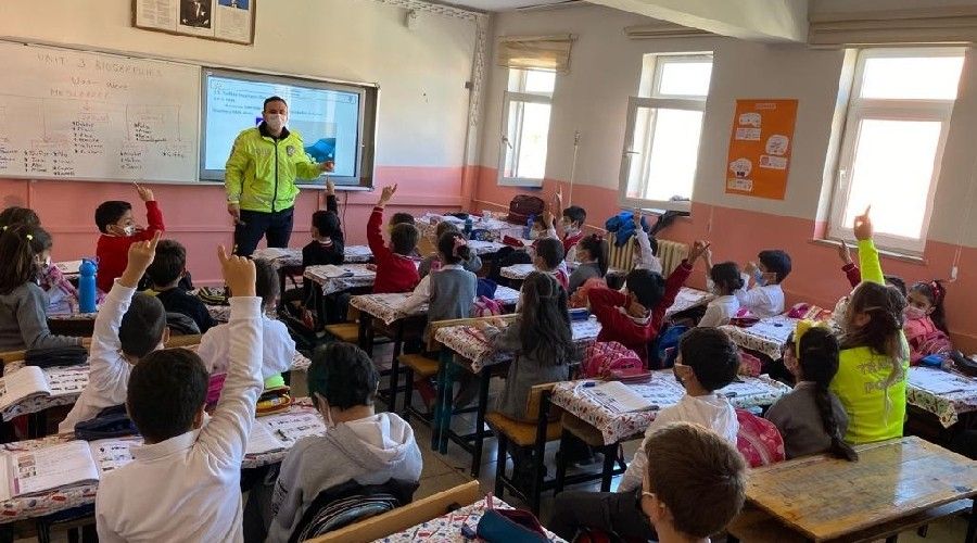 Van polisi rencilere trafik eitimi veriyor