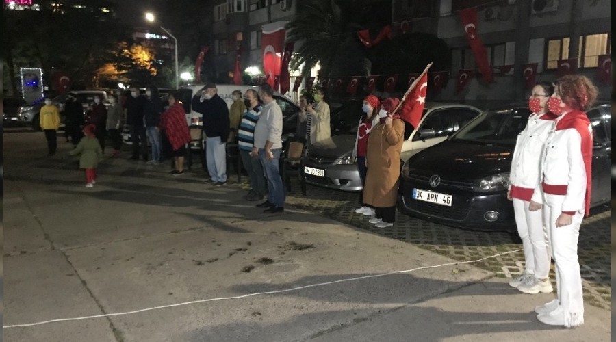 Vatandaşlar birlik içinde İstiklal Marşı okudu