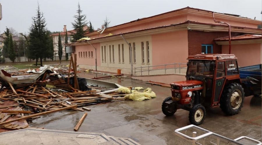 Yalova'da okulun çatısı uçtu