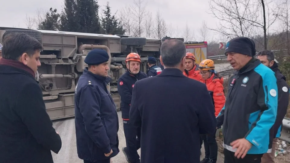 Yalova'da servis arac� devrildi: 1 �l�, 20 yaral�