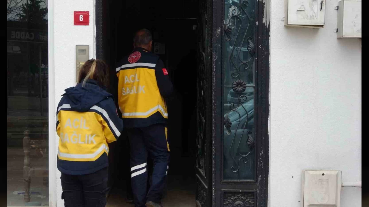 Ya�l� adam asans�rde �l� bulundu