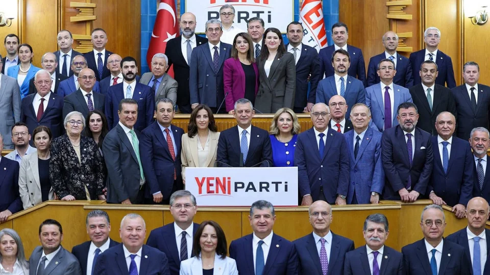  Yenilik Partisi'nin "isim benzerli�i" ba�vurusu �zerine Yarg�tay�dan ihtar alan YEN� Parti, verilen 30 g�nl�k yasal s�rede isim de�i�ikli�ine gitmedi
