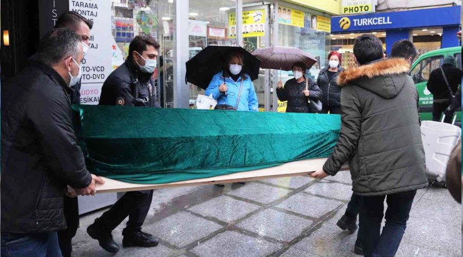 Yüzü bantlı, elleri ve ayakları bağlı halde ölü olarak bulundu