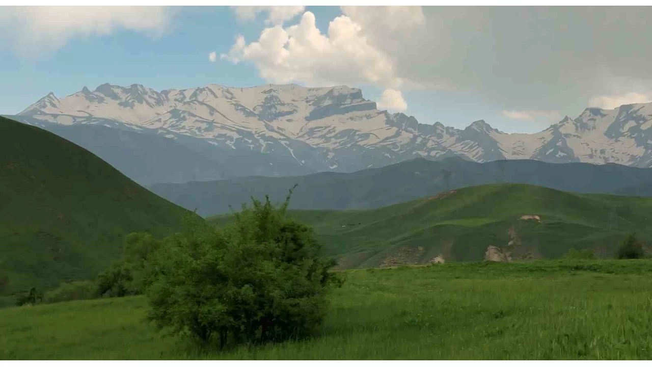 Zirvesi karla kaplı Cilo Dağları hayran bırakıyor