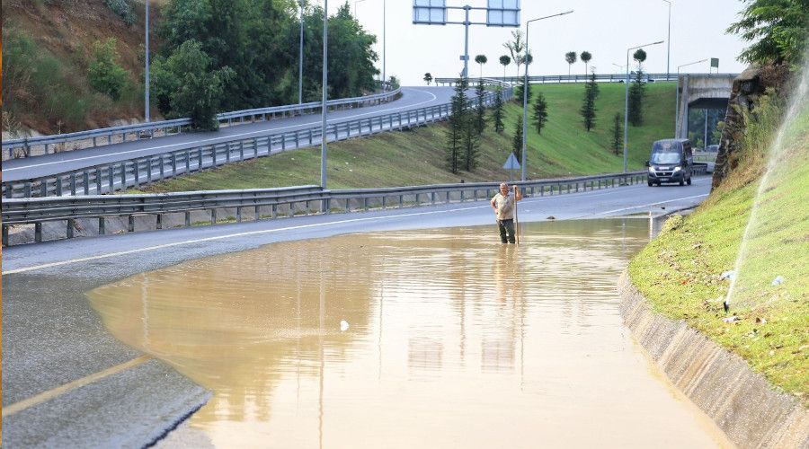10 dakika süren kuvvetli sağanak yolları göle çevirdi