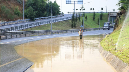10 dakika süren kuvvetli sağanak yolları göle çevirdi