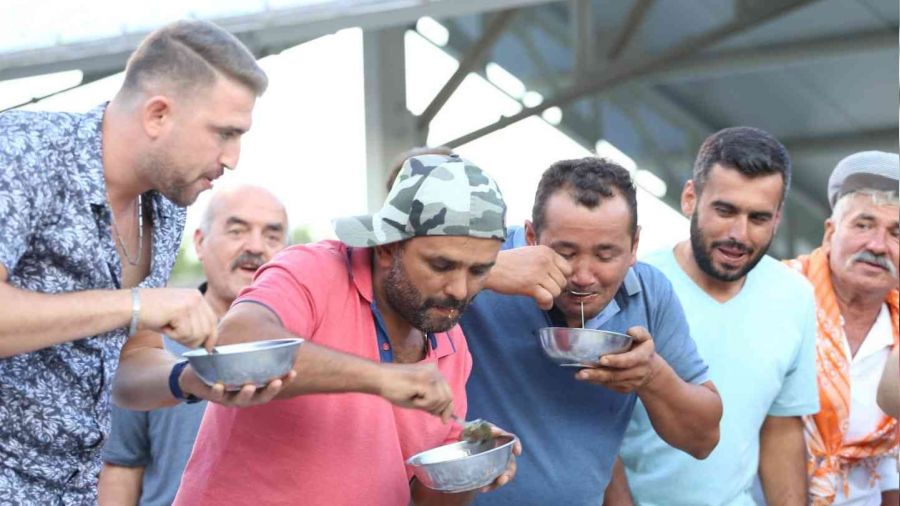 1,5 kilo balı 33 saniyede yedi, birinciliği kimseye kaptırmadı