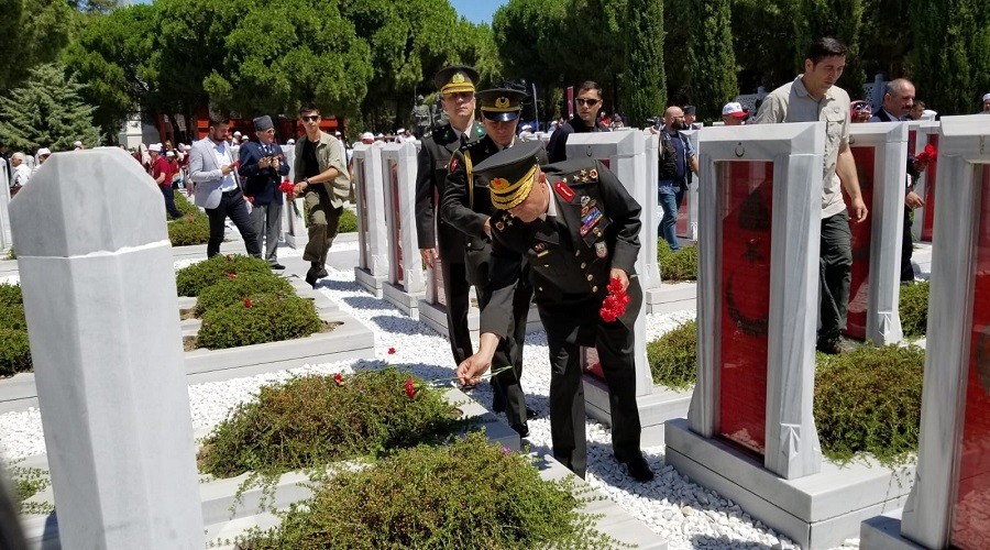 15 Temmuz Kahraman� Aksakall�, �ehitliklere karanfil b�rakt�   