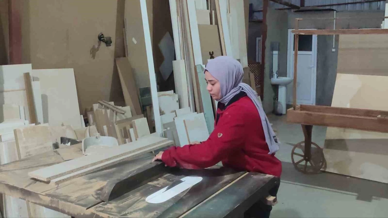19 ya��ndaki Hatice, mobilya ustas� oldu