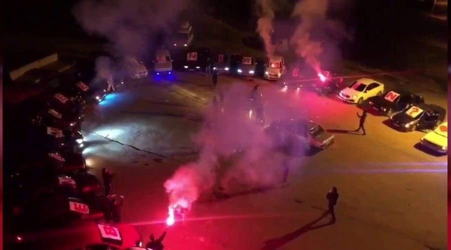 30 aracı yan yana dizip evlilik teklifi yaptı