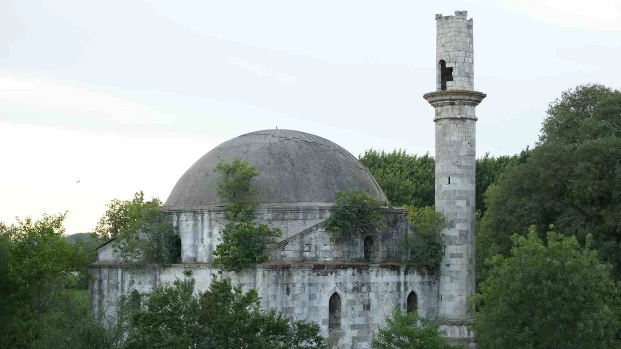 5 buçuk asırlık cami yok olma tehlikesi yaşıyor