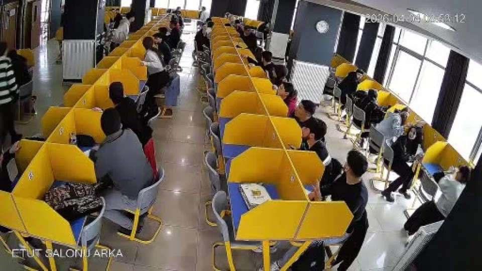 5.2 b�y�kl���ndeki depremde korku dolu anlar kamerada