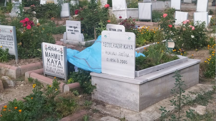 77 yaşındaki adam eşinin mezarı başında can verdi