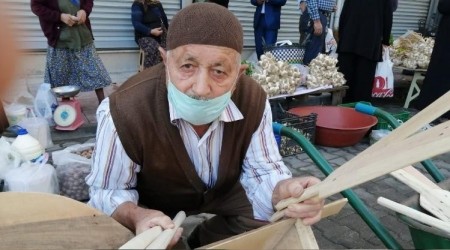 88 yaşında, tahta kaşık üretip satıyor