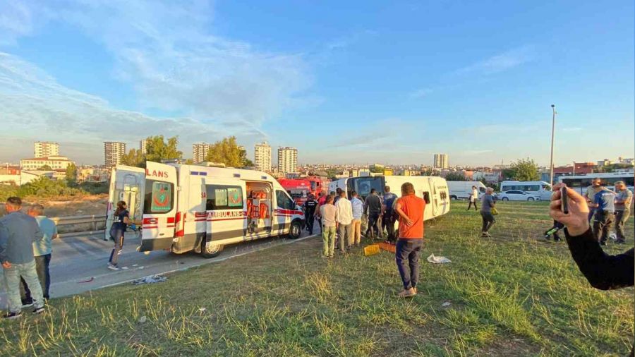 Adana'da işçileri taşıyan midibüs devrildi: 16 yaralı
