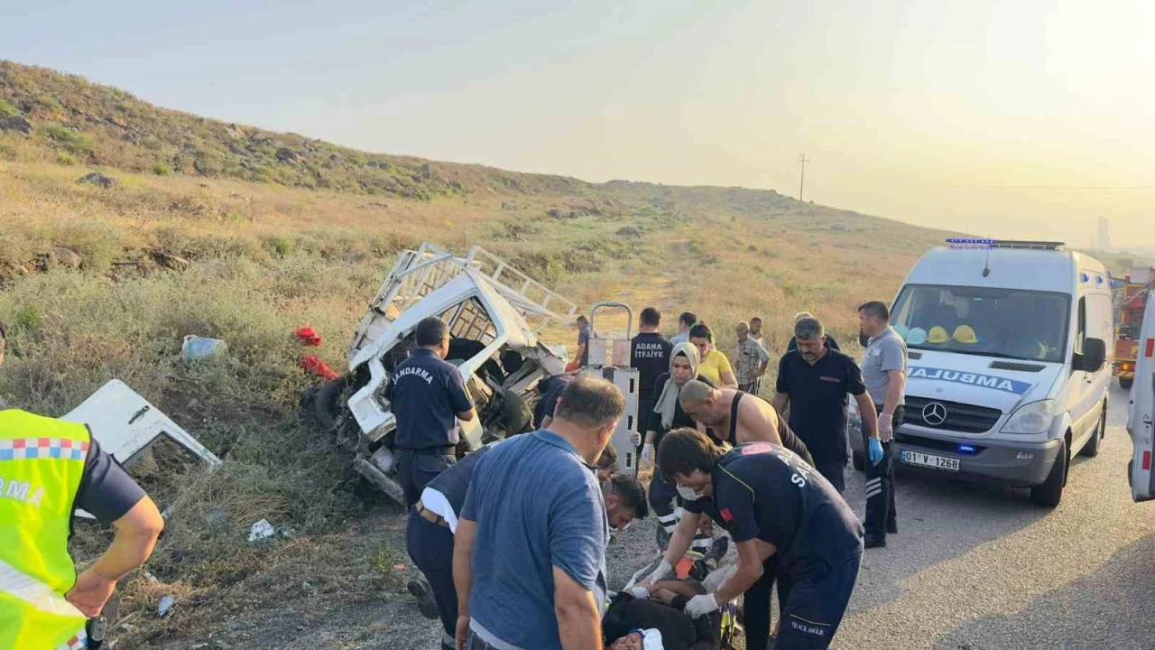 Adana'da trafik kazas�: 3 �l�, 2 yaral�