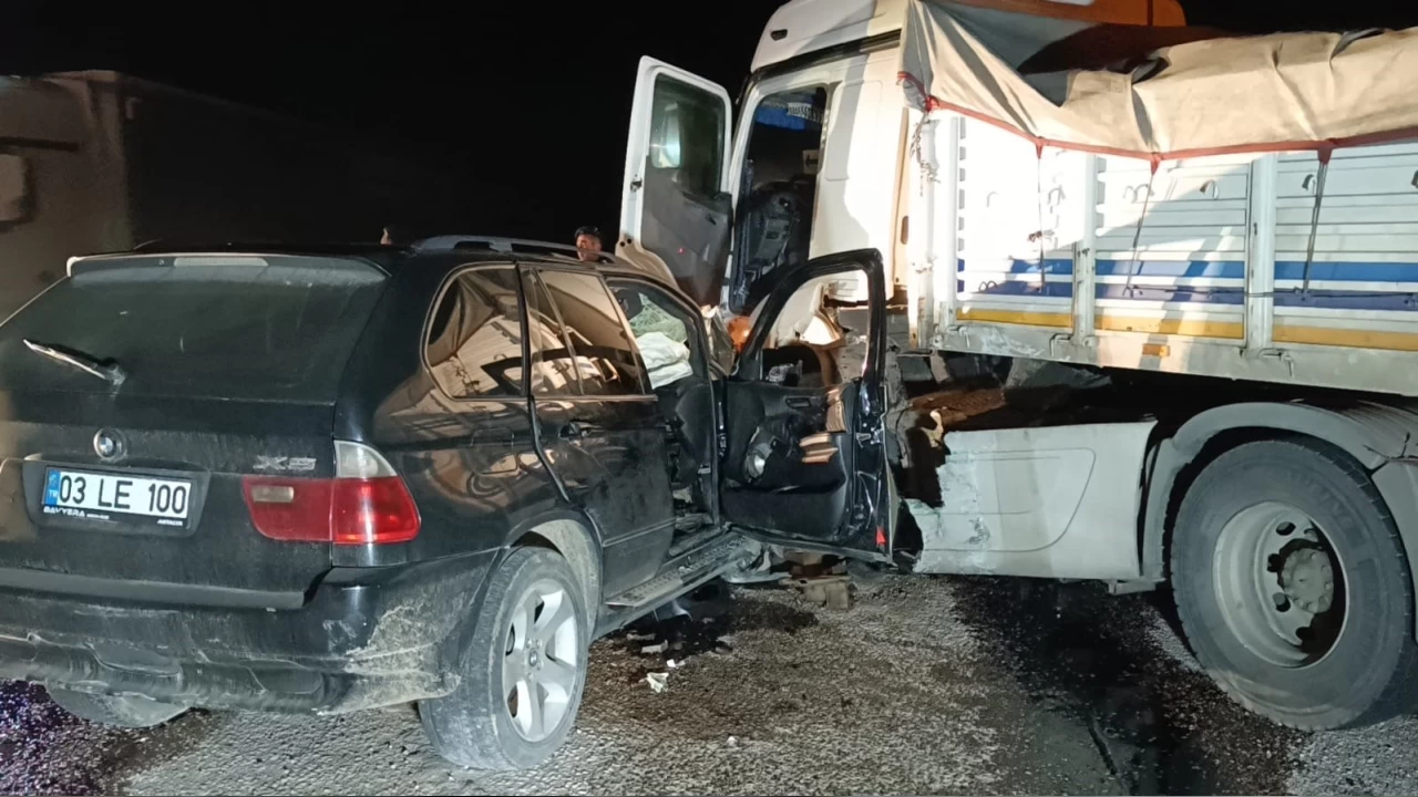 Afyonkarahisar'daki kazada 3'ü polis 4 kişi yaralandı