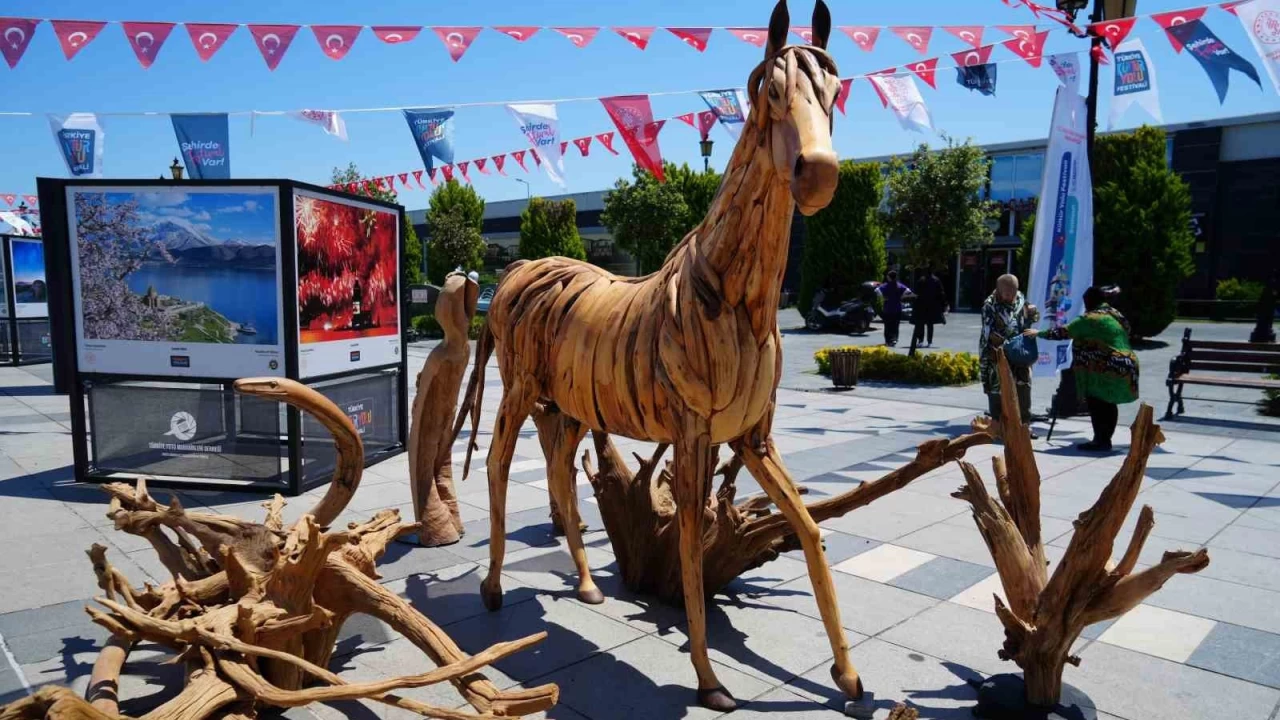 Ağaç kökünden gerçek boyutta at yaptı