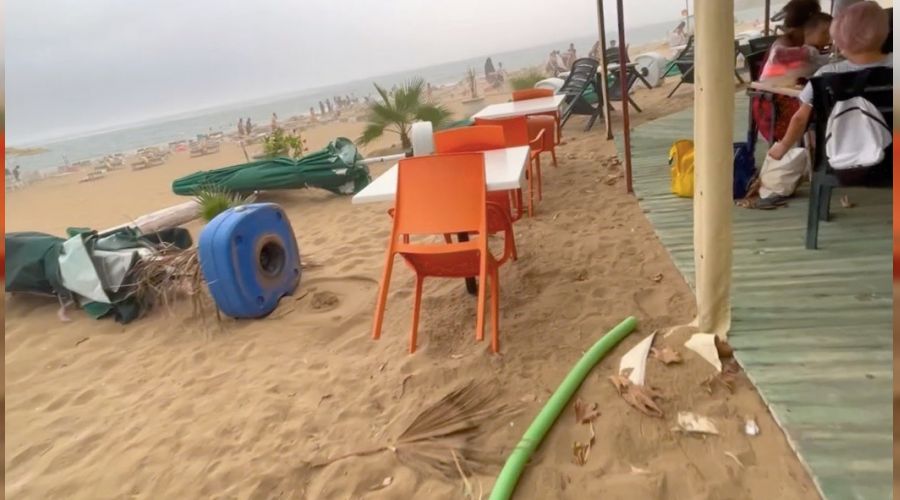 Alanya'da şiddetli yağmur tatilcilere zor anlar yaşattı
