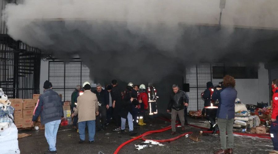 Al��veri� merkezinde ��kan yang�n korkuttu