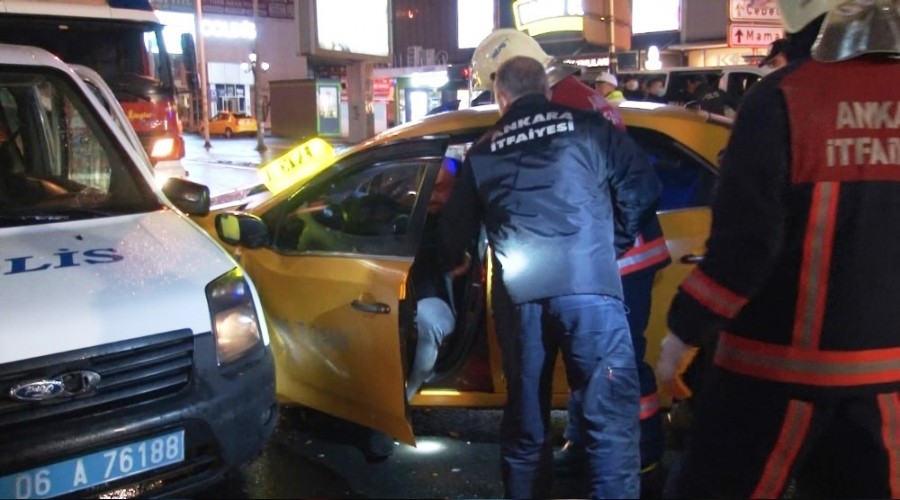 Alkollü sürücü taksiye çarptı: 2'si polis 5 yaralı