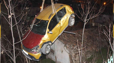 Amasya'da otomobil evin çatısına düştü