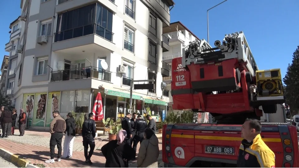 Antalya'da 4 katl� binada yang�n pani�i