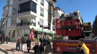 Antalya'da 4 katl� binada yang�n pani�i