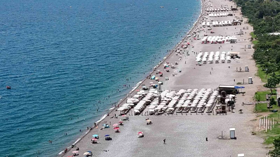 Antalya'da termometreler 38 dereceyi gösterdi: Sahiller doldu