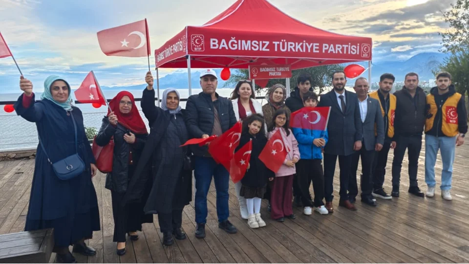 Antalya'da ya�mura ra�men Cumhuriyet Co�kusu: BTP Te�kilat�ndan anlaml� duru�
