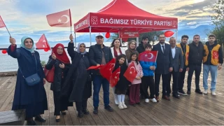 Antalya'da ya�mura ra�men Cumhuriyet Co�kusu: BTP Te�kilat�ndan anlaml� duru�