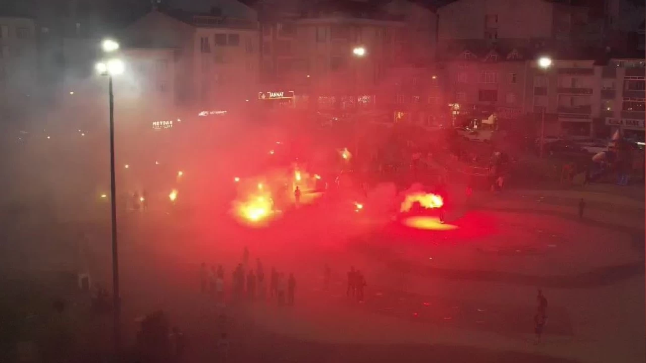 Arnavutköy taraftar grubu ARBEDE yangın çıkardı
