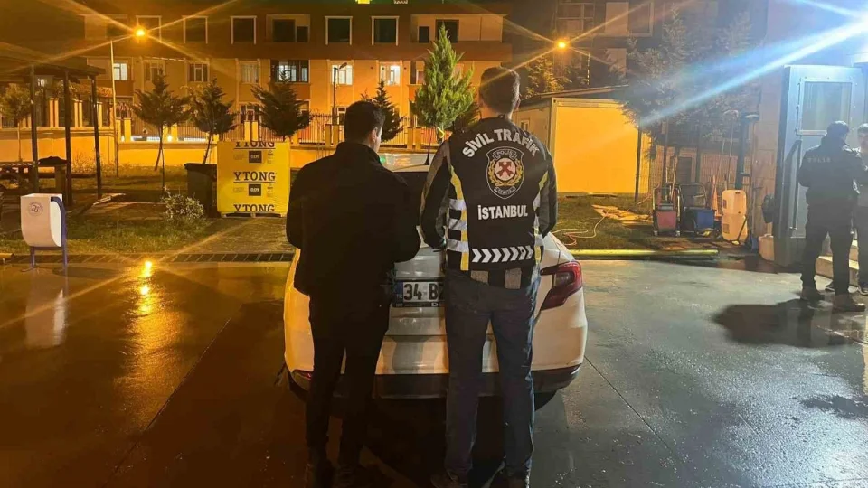 Arnavutk�y'de kavga eden s�r�c�ler, 602 bin TL ceza kesilerek tutukland�