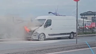 Arnavutky'de seyir halindeki ticari ara yand