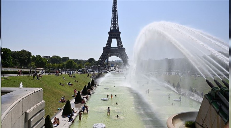 Avrupa cay�r cay�r yan�yor