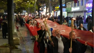 Ba��ms�z T�rkiye Partisi (BTP), 29 Ekim Cumhuriyet Bayram��n� �stanbul�un Zeytinburnu il�esinde d�zenledi�i kortej y�r�y���yle kutlad�