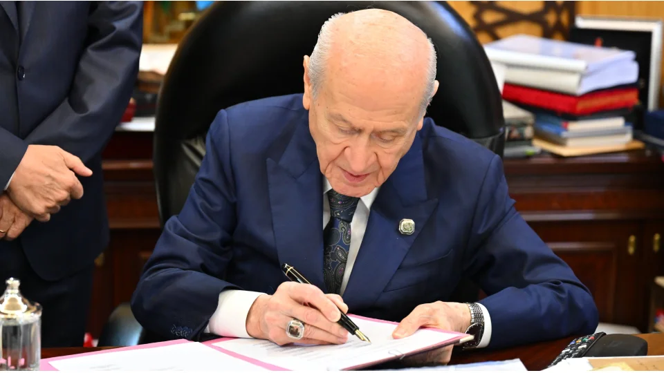 Bahçeli'den 'çerçeve yasa'ya imza