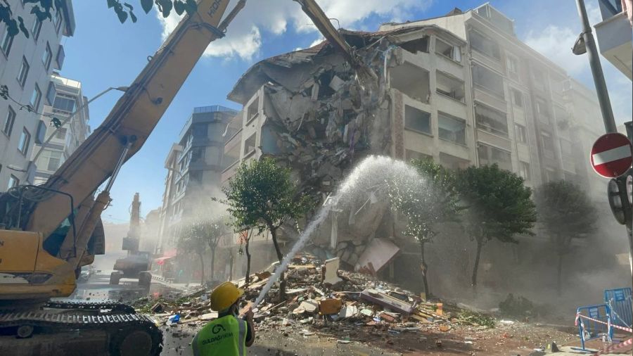 Bahçelievler'de patlamada hasar gören bina yıkılıyor