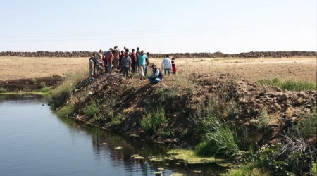 Balık tutmak için girdiği gölette boğuldu