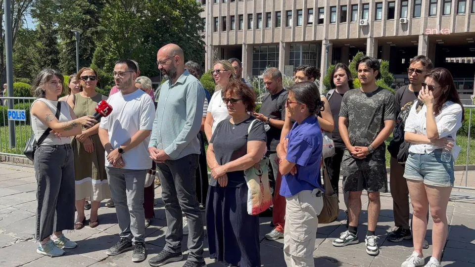 Bas�n meslek �rg�tleri, gazeteci Alican Uluda�'�n sosyal medya payla��m� gerek�esiyle "halk� yan�lt�c� bilgiyi alenen yayma" ve "halk� kin ve d��manl��a tahrik" su�lamalar�yla g�zalt�na al�nmas�na tepki g�sterdi