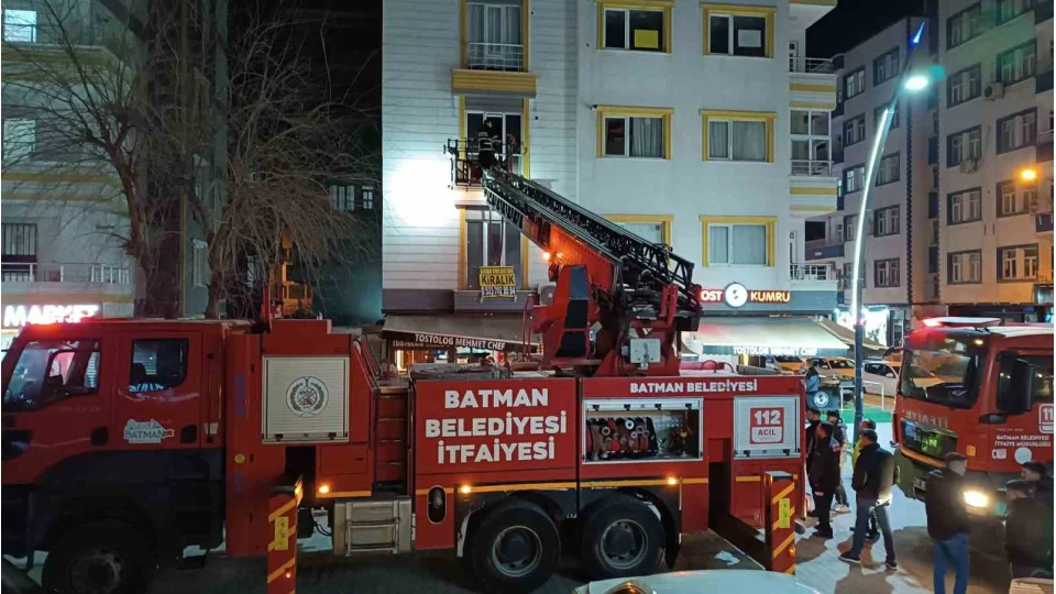 Batman'da 7 katl� binada korkutan yang�n