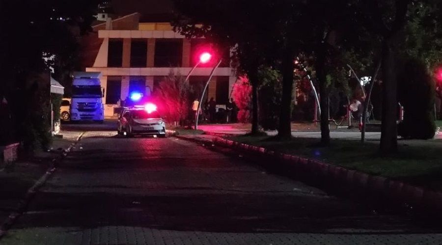 Bek�ilerle gen�ler aras�nda tart��ma