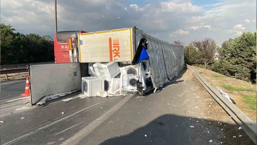 Beyaz eşya taşıyan tır devrildi