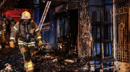 Beyoğlu'ndaki tarihi Gueive Han'da yangın çıktı