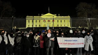 Biden yönetimi çalışanları, Beyaz Saray önünde Gazze'de acil ateşkes çağrısında bulundu