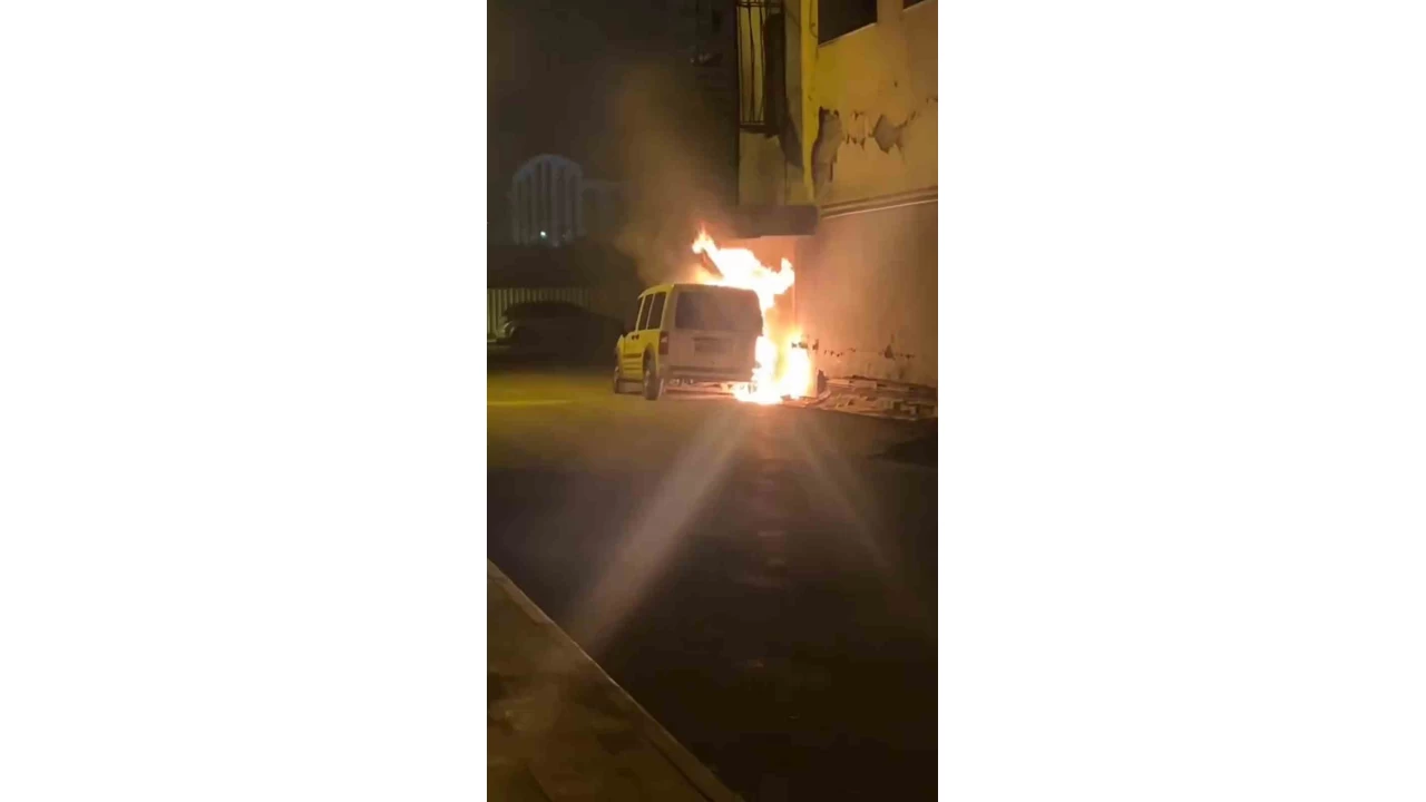 Bodrum katta başlayan yangın park halindeki araca sıçradı