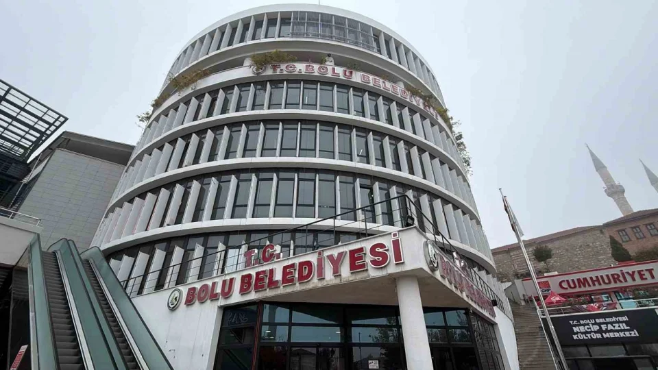 Bolu Belediyesi'ne �afak operasyonu: 4 g�zalt�