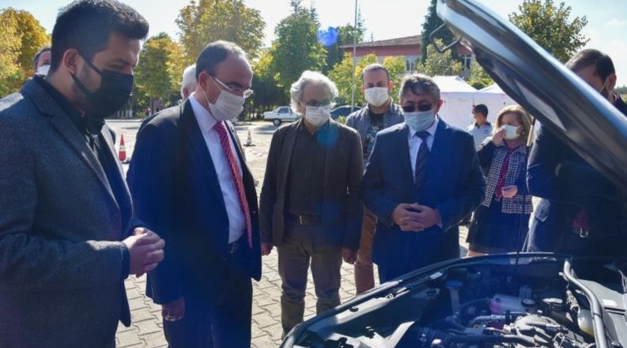 BŞEÜ'ye öğrenciler için hibrit araç hibe edildi