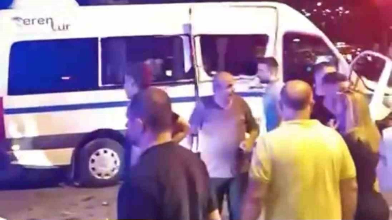 Bursa'da işçi servisi ile kamyonet çarpıştı: 8 yaralı