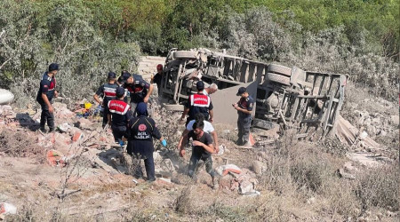 Bursa'da tır şarampole yuvarlandı